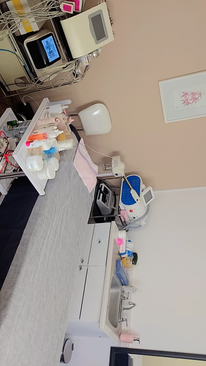 Cabina y aparatología de Neferety Cosmetología y Spa